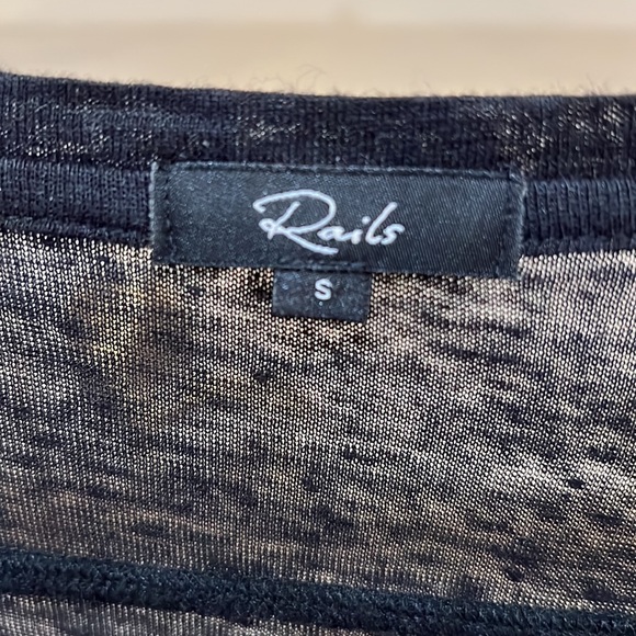 Rails v neck boxy tee. Size small. Like new. Worn maybe once. - Picture 3 of 7